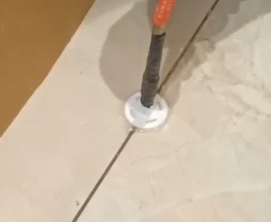 松桃瓷砖空鼓维修公司专业解答瓷砖在铺贴过程中，如果没有涂抹均匀到位的粘结材料（如水泥砂浆或瓷砖胶），可能会导致以下问题