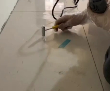 松桃瓷砖开裂维修公司专业分享瓷砖在铺贴前如果没有沥干水分，将会导致以下问题