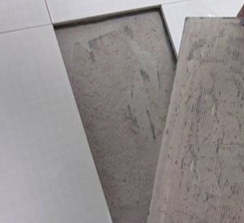 松桃瓷砖空鼓维修公司分享瓷砖铺贴时如果打浆（即涂抹在瓷砖背面和基层上的砂浆或瓷砖胶）过少，会带来以下问题