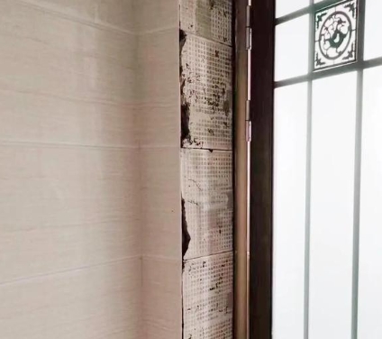 松桃瓷砖空鼓免砸砖维修公司分享吸水砖泡水时间不够或过长都会对瓷砖铺贴效果产生影响